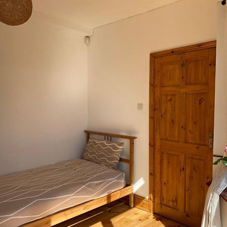 Lovely Rooms In West London Northolt  ภายนอก รูปภาพ
