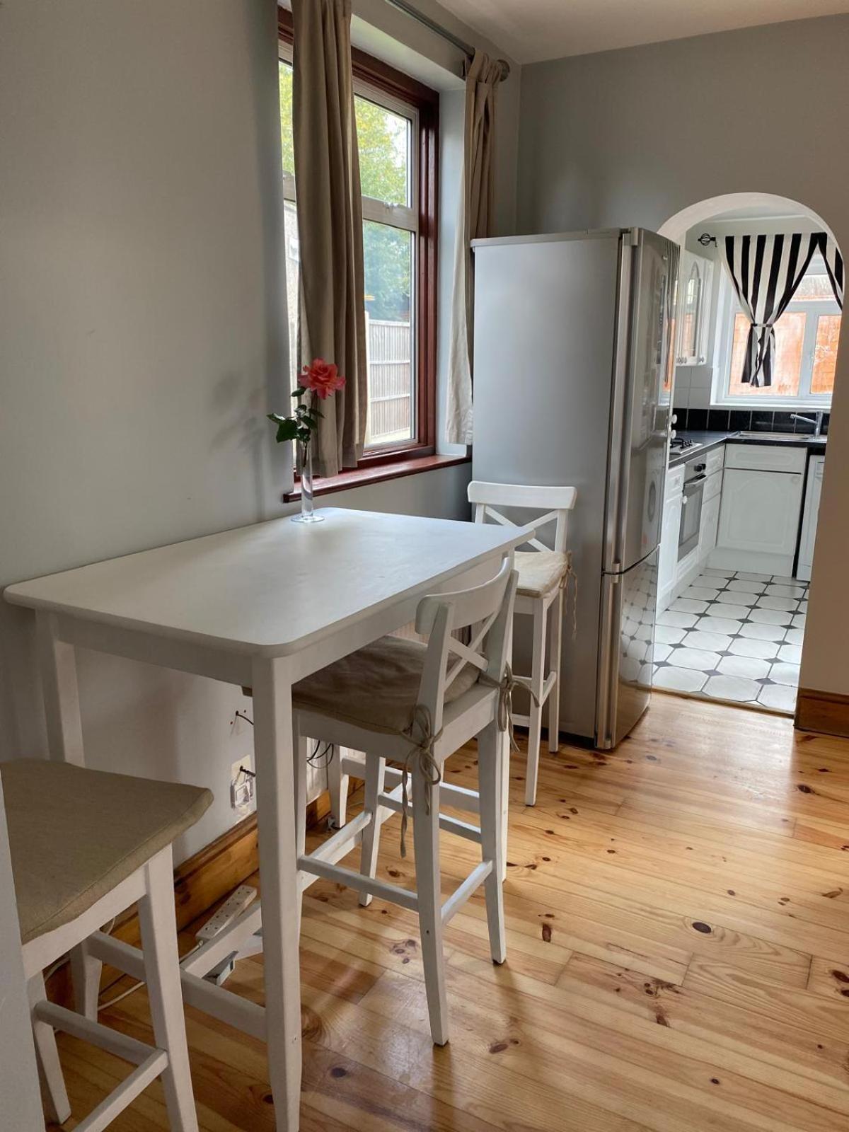 Lovely Rooms In West London Northolt  ภายนอก รูปภาพ
