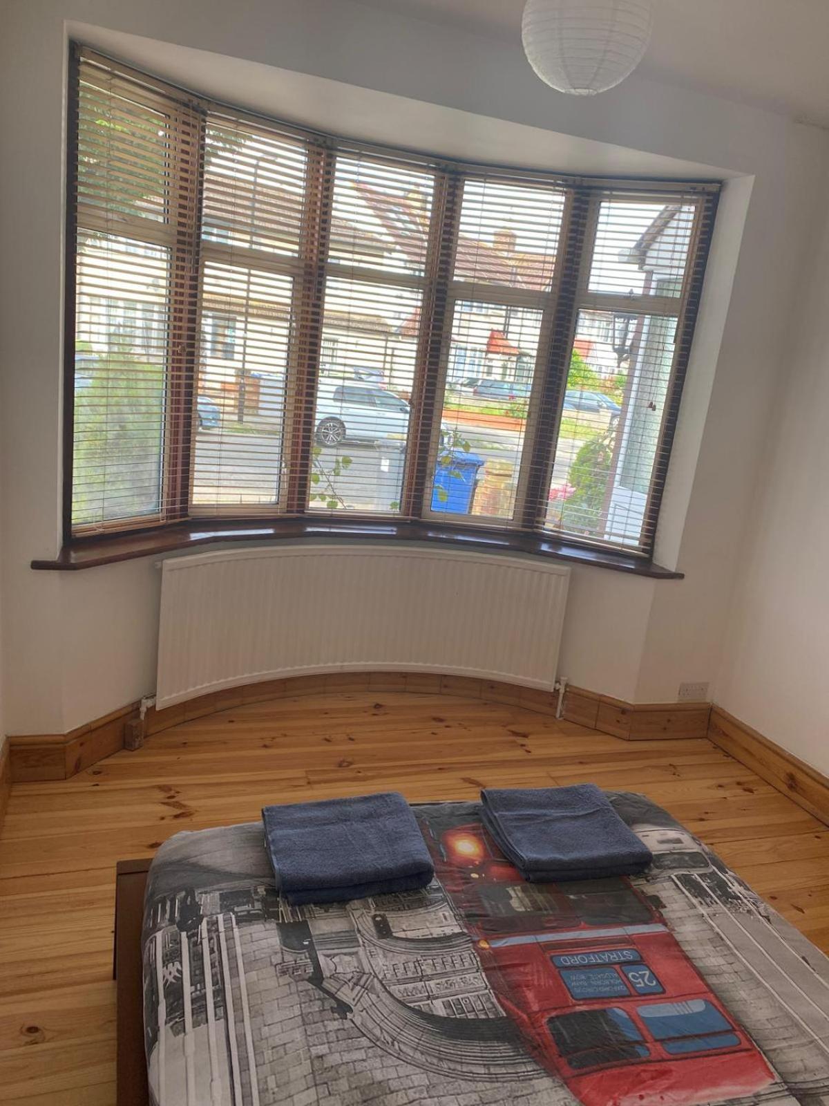Lovely Rooms In West London Northolt  ภายนอก รูปภาพ