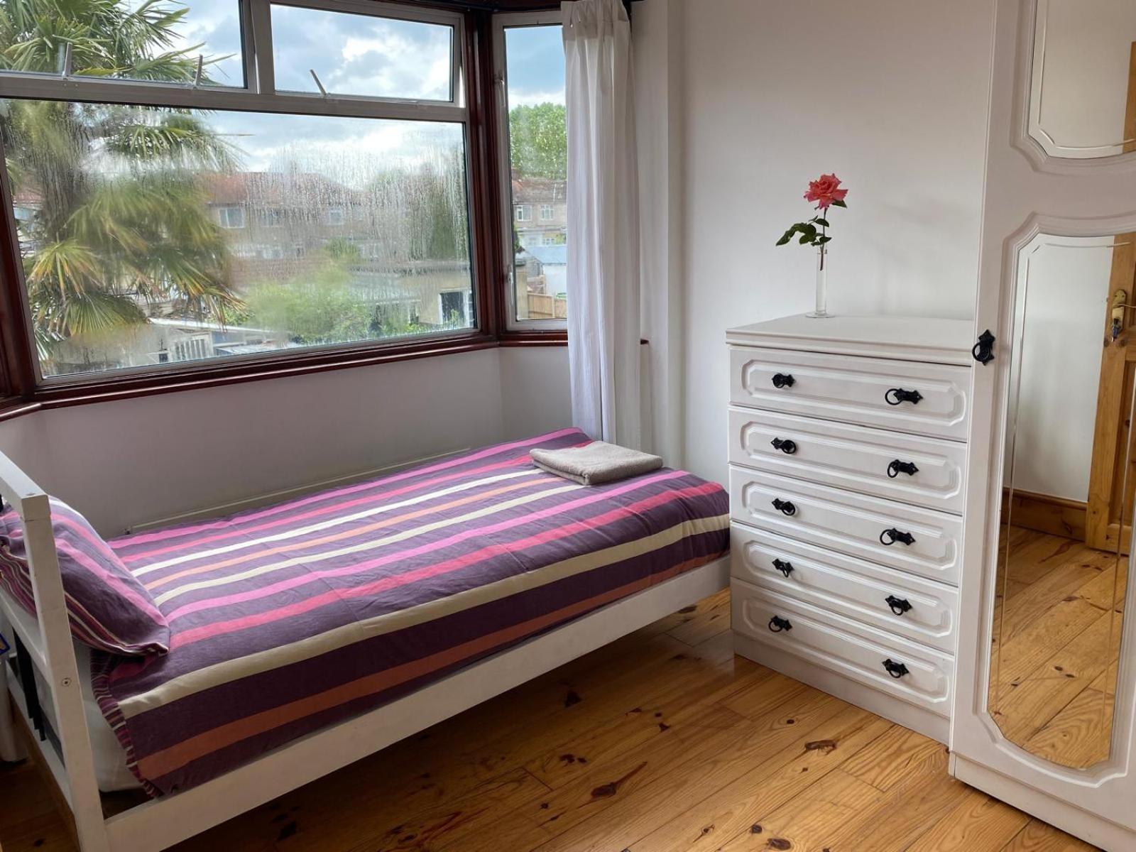Lovely Rooms In West London Northolt  ภายนอก รูปภาพ